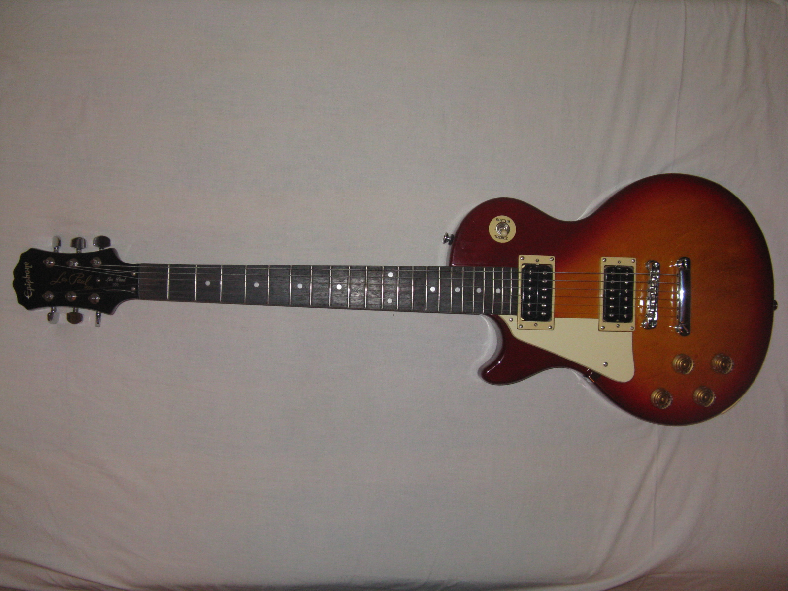 Epiphone Les Paul — aynı silüet, bütçe dostu üretim.