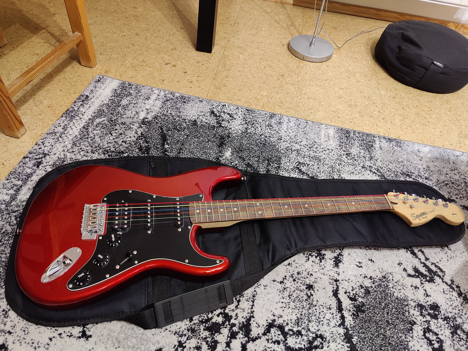 Elektro gitar: ince/yumuşak teller, ama sesini şekillendirmek için amfi ve efekt gerektirir.